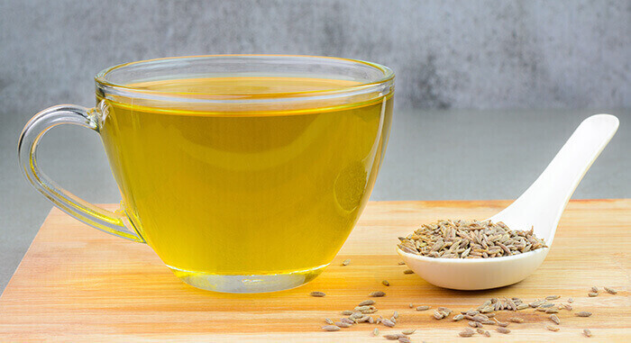 tasse de tisane avec grains de fenouil