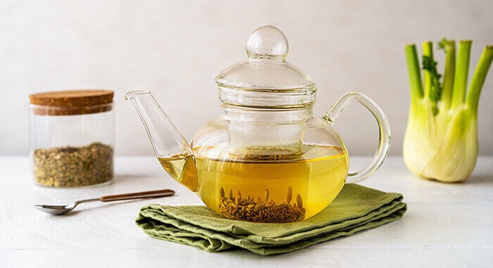 théière emplie de tisane de fenouil