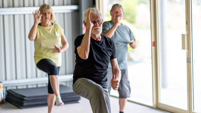 3 personnes pratiquant le tai chi