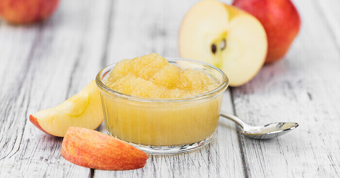 portion de compote de pommes dans un ramequin