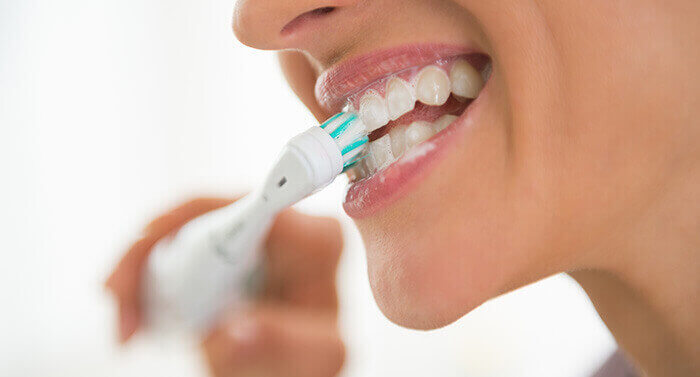 femme se brossant les dents