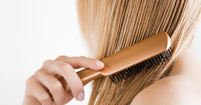 Brossage d'une chevelure blonde