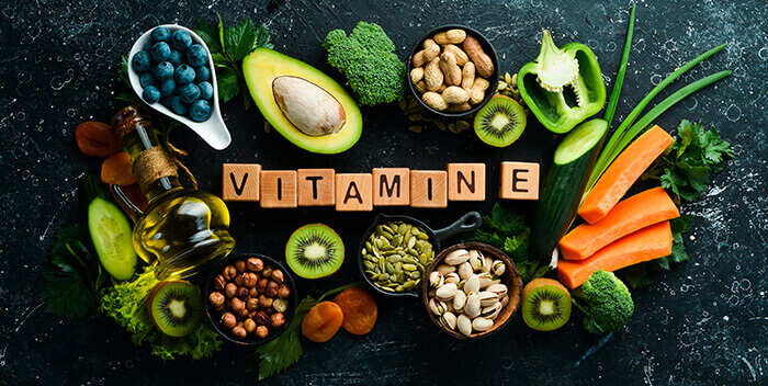 ensemble d'aliments riches en vitamines bénéfiques à la croissance des cheveux