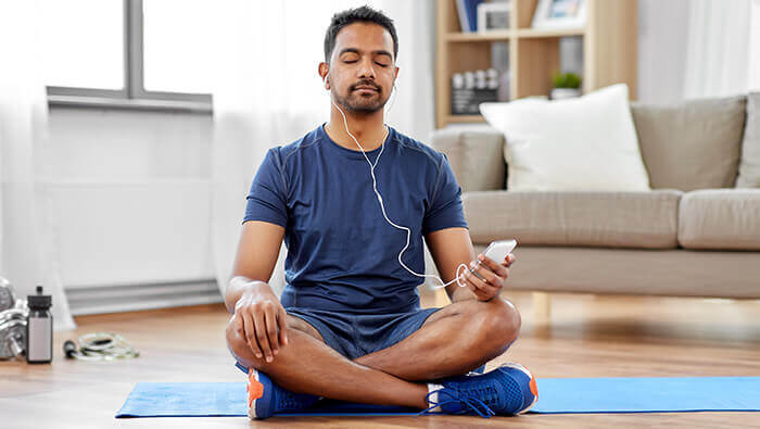 homme en tailleur pratiquant un exercice de cohérence cardiaque