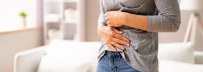 femme ayant mal au ventre