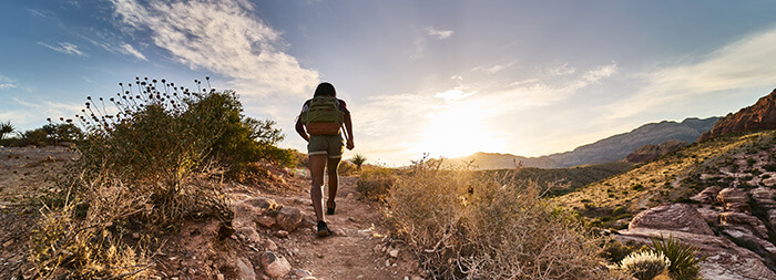femme en train de randonner en montagne