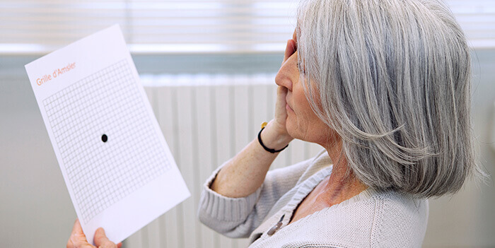 femme passant un test de depsistage de la DMLA