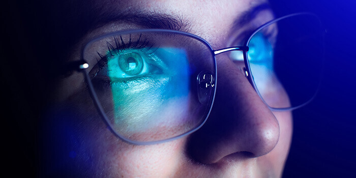 yeux exposés à de la lumière bleue