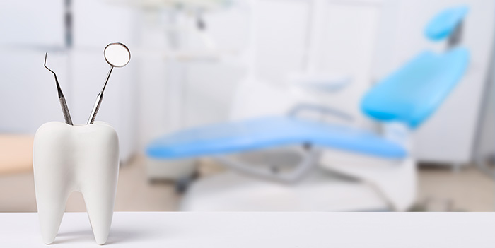 instruments de dentiste avec un siège de dentiste en arrière plan