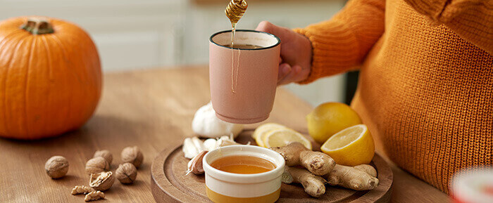 tasse d'infusion au gingembre et au citron avec du miel