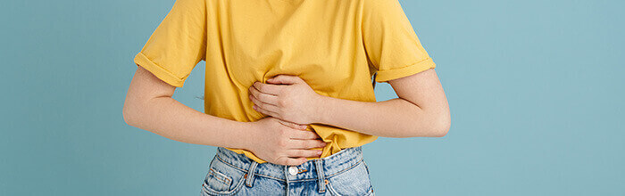 femme se tenant le ventre de douleur