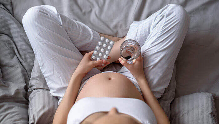 femme enceinte prenant un comprimés d'efferalgan