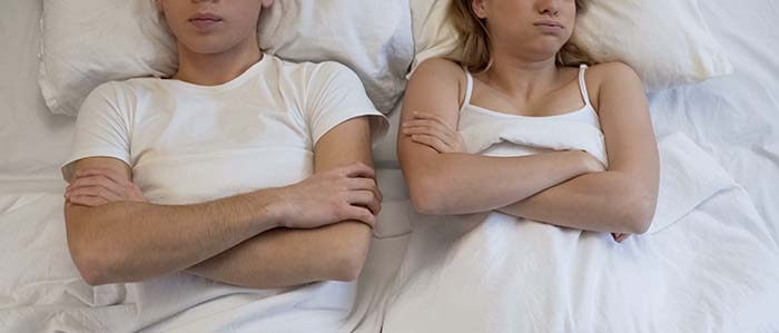 couple en crise dans leur lit