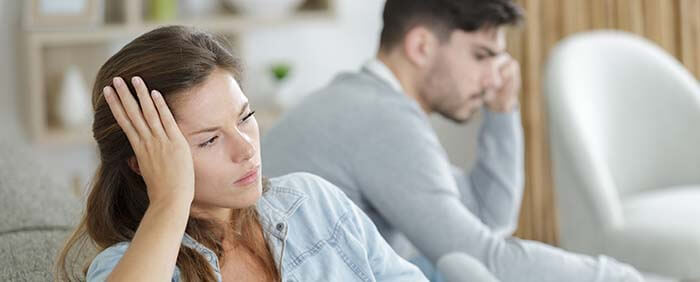 couple en crise assis sur un canapé