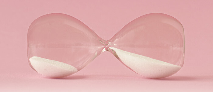 sablier sur fond rose