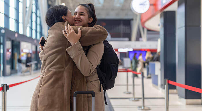 2 femmes s'embrassant à l'aéroport