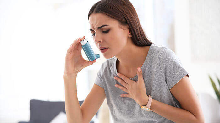 femme asthmatique prenant de la ventoline