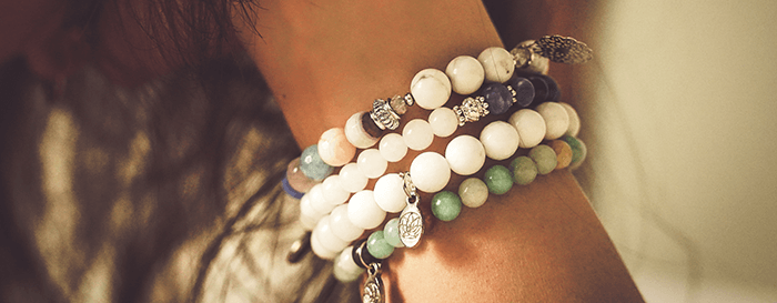 bracelets de lithothérapie portés sur un poignet
