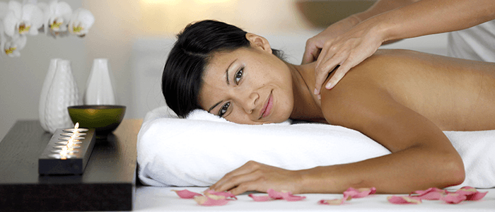 femme à l'air détendu sur une table de massage