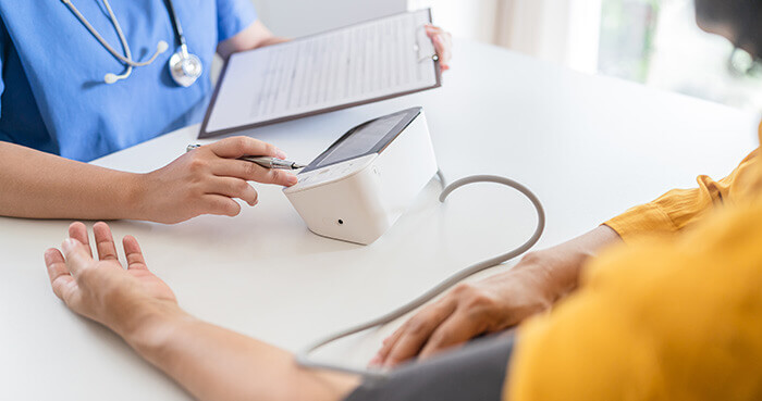 médecin faisant passer un examen cardiaque à un patient