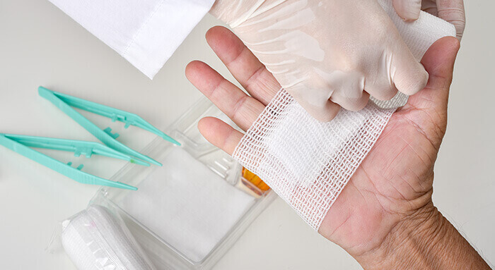 pansement d'une plaie post-opératoire au niveau de la main