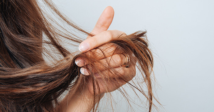 gros plan sur des cheveux aux pointes cassantes