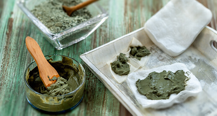 matériel pour realiser des cataplasmes à base d'argile disposé dans des coupelles