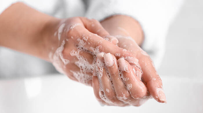plan sur le lavage des mains d'une femme