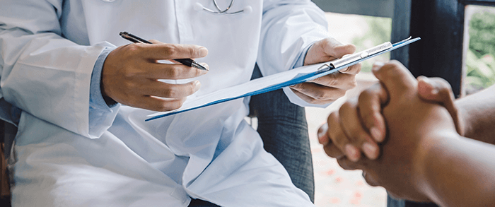 medecin expliquant son diagnostique à un patient