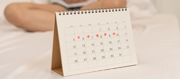calendrier mensuel marqué des jours du cycle menstruel d'une femme