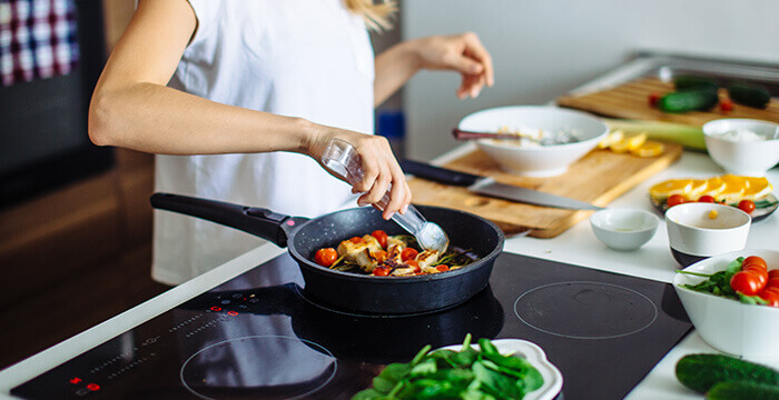 femme faisant la cuisine dans le cadre d'une cure détox
