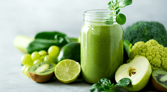 assortiment de légumes verts et jus de fruit detox