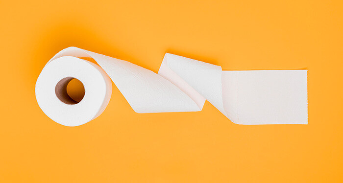 rouleau de papier toilette blanc sur fond jaune