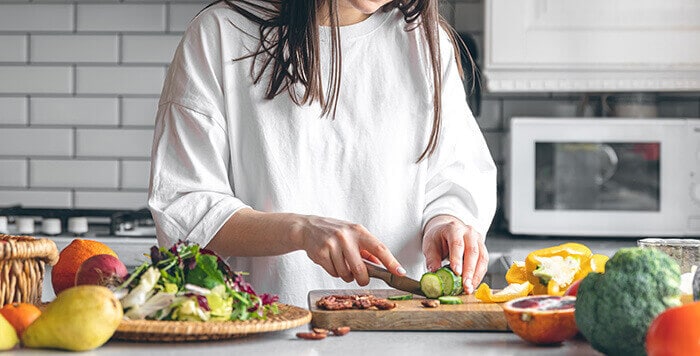 femme qui cuisine à la maison