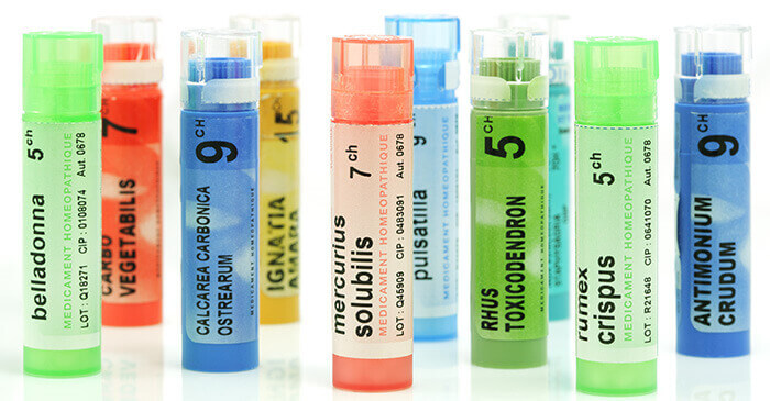 assortiment de tubes de granules de médicaments homéopathiques