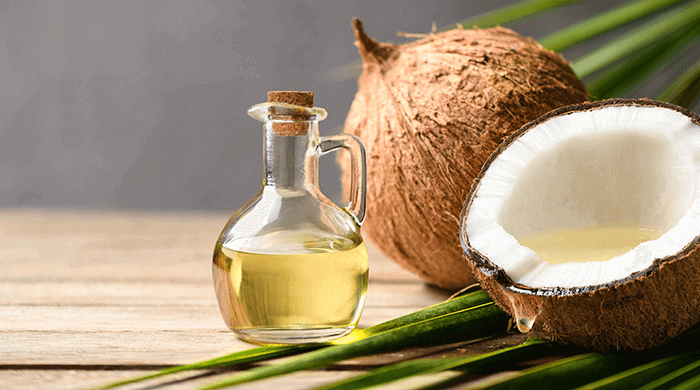 bouteille d'huile de coco avec une noix de coco