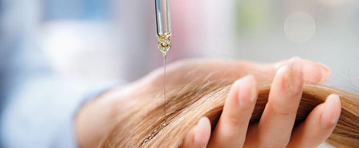 Application d'huile végétale sur les cheveux