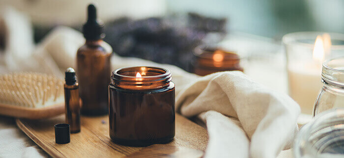 flacon d'huile essentielle avec une bougie