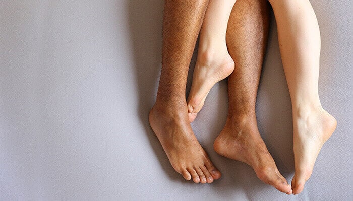 plan sur les jambes d'un couple suggérant une relation intime