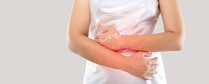 femme se tenant le ventre de douleur