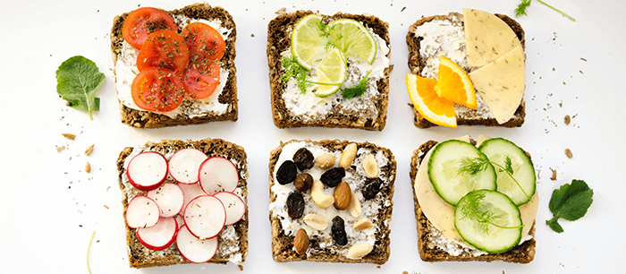 tartines de pain avec des légumes