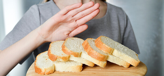 femme refusant de la main des tranches de brioche