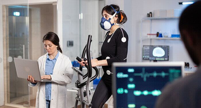 femme passant un test d'effort sur un tapis roulant dans le cadre d'un ECG