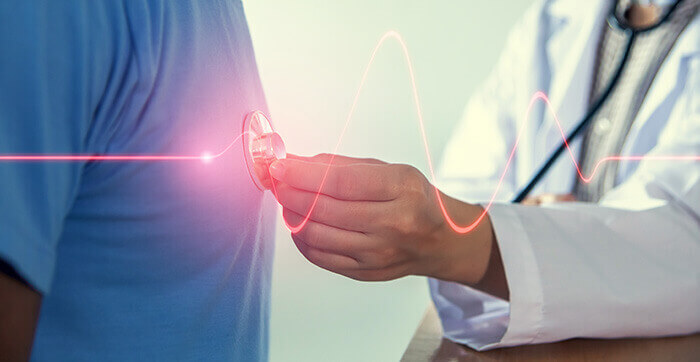 médecin qui écoute le coeur d'un patient à l'aide d'un stéthoscope