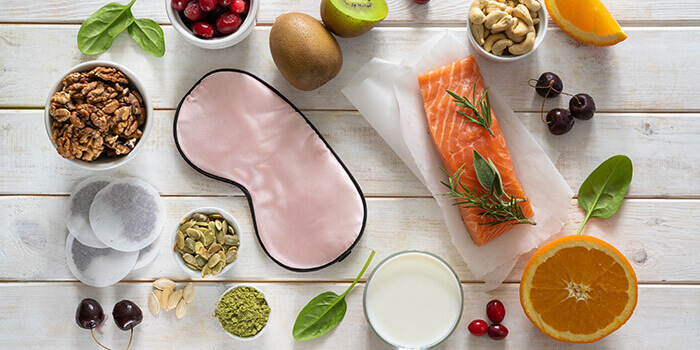 aliments contenant du triptophane présentés avec un masque de nuit au milieu