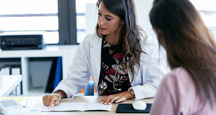 consultation médicale entre une patiente et sa médecin