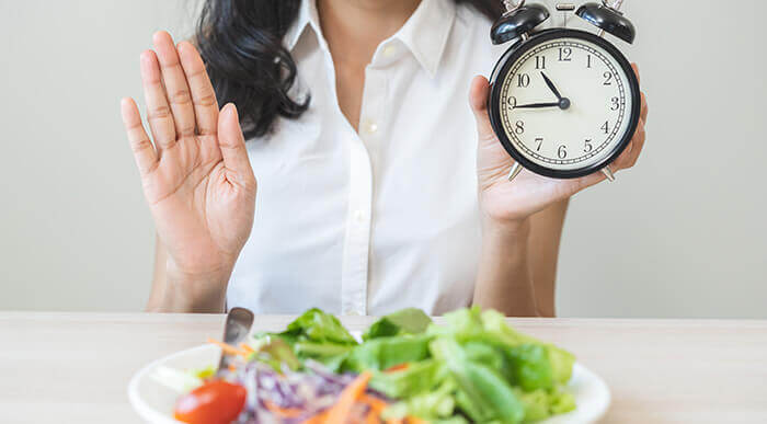 femme pratiquant un jeune intermittent