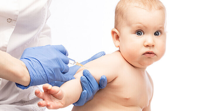 bébé se faisant vacciner contre la rougeole
