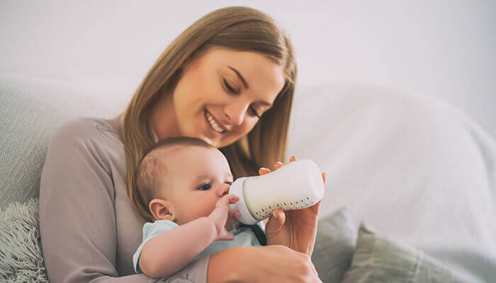 Mère donnant un biberon à son bébé
