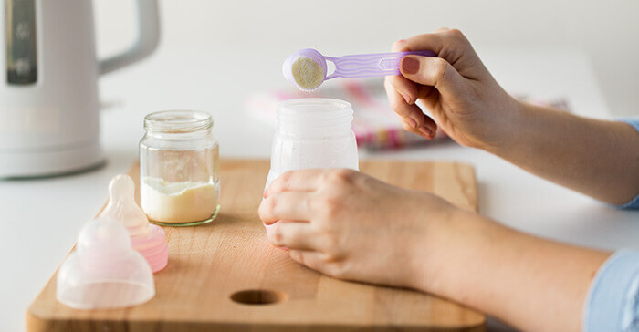 préparation d'un biberon de lait infantile